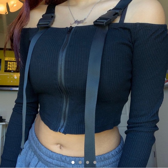 Off shoulder buckle crop top - Picture 1 of 3